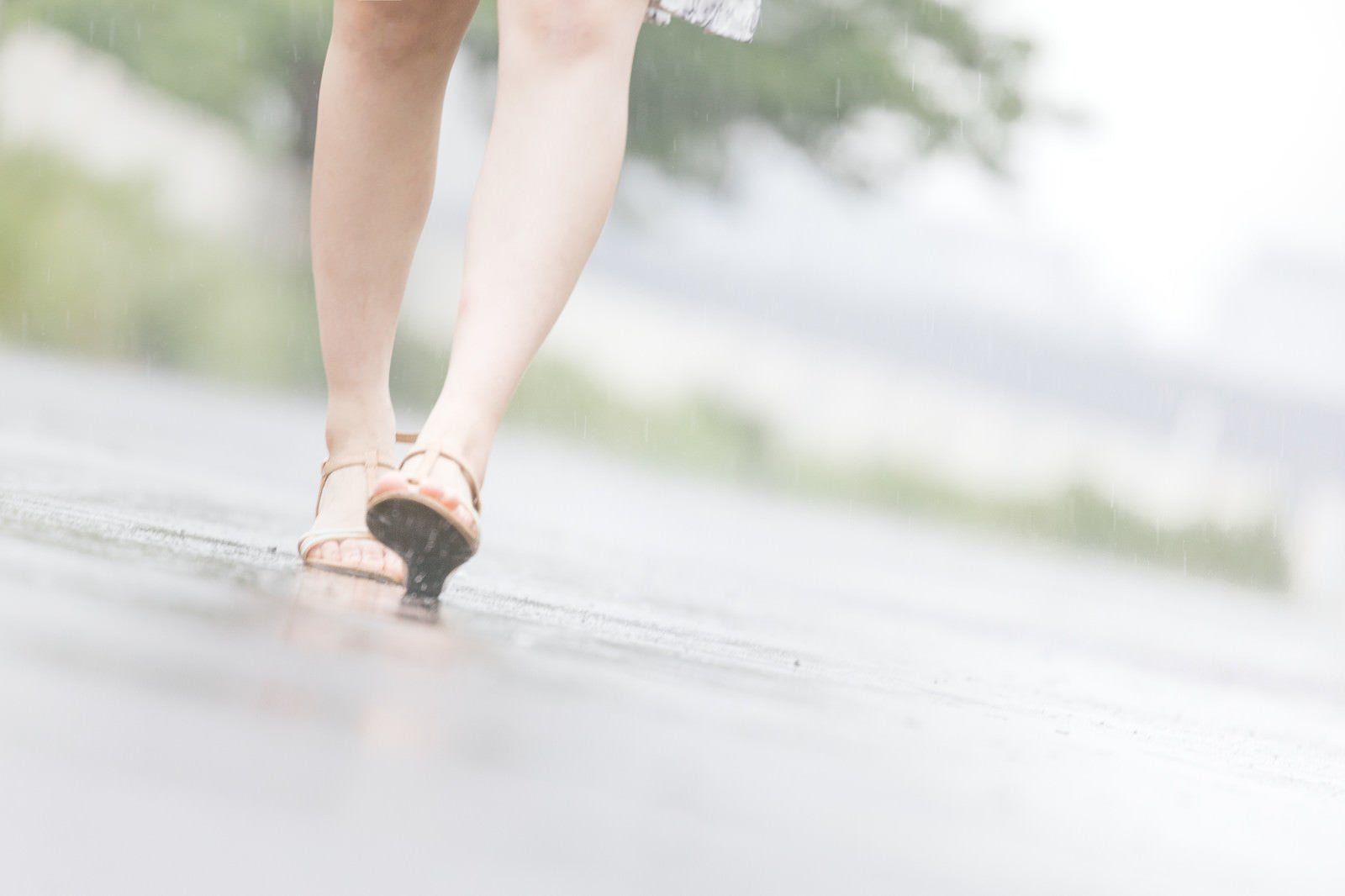 雨の日のバッグ、どうしてる?水に強い素材や濡れてしまったバッグのお手入れ方法も解説