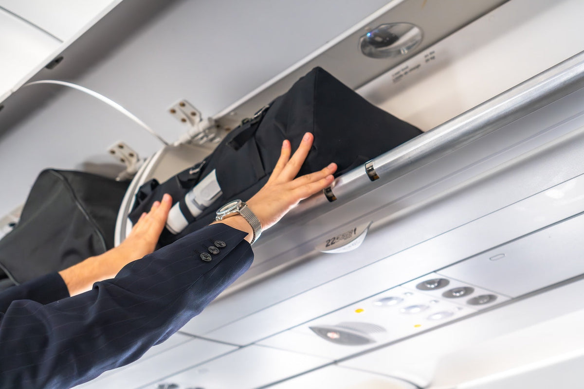 機内持ち込みバッグのおすすめは?2026年新ルール対応の選び方や機内で役立つ便利アイテムも紹介