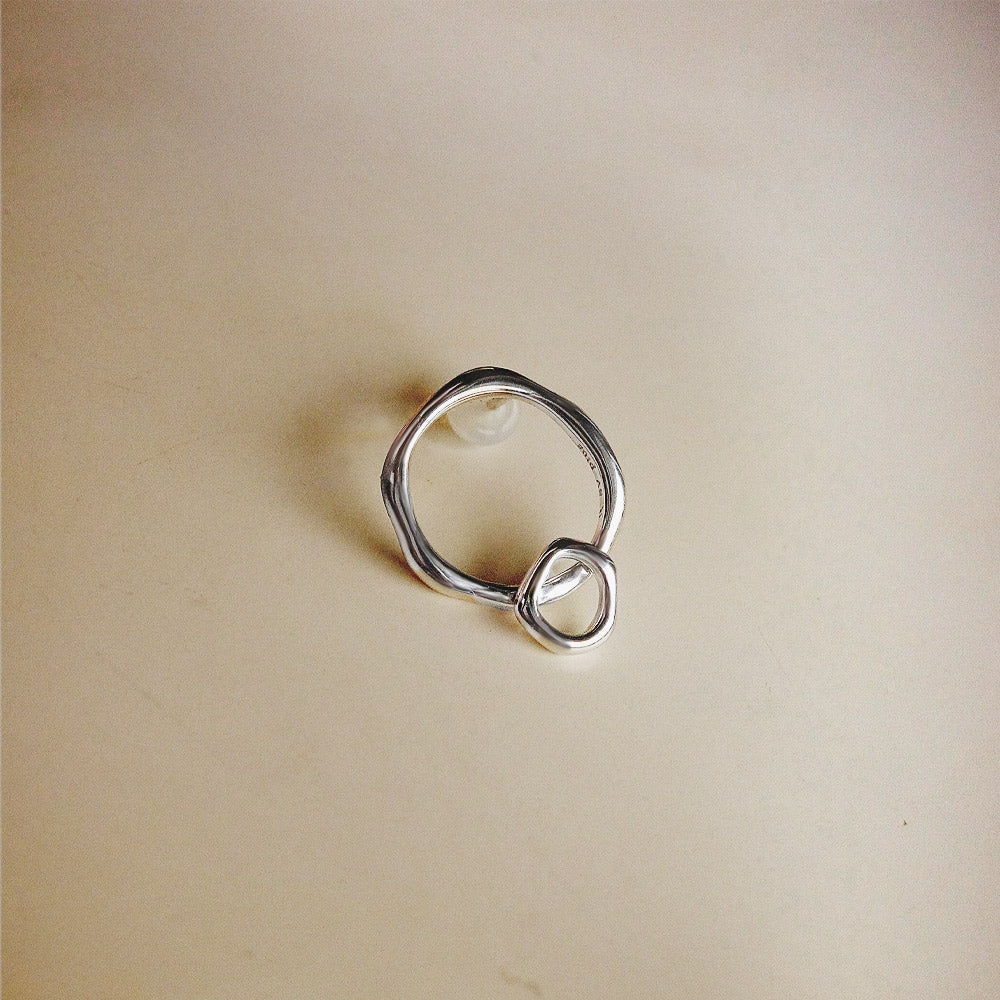 plus (プリュス)〈ピアス〉