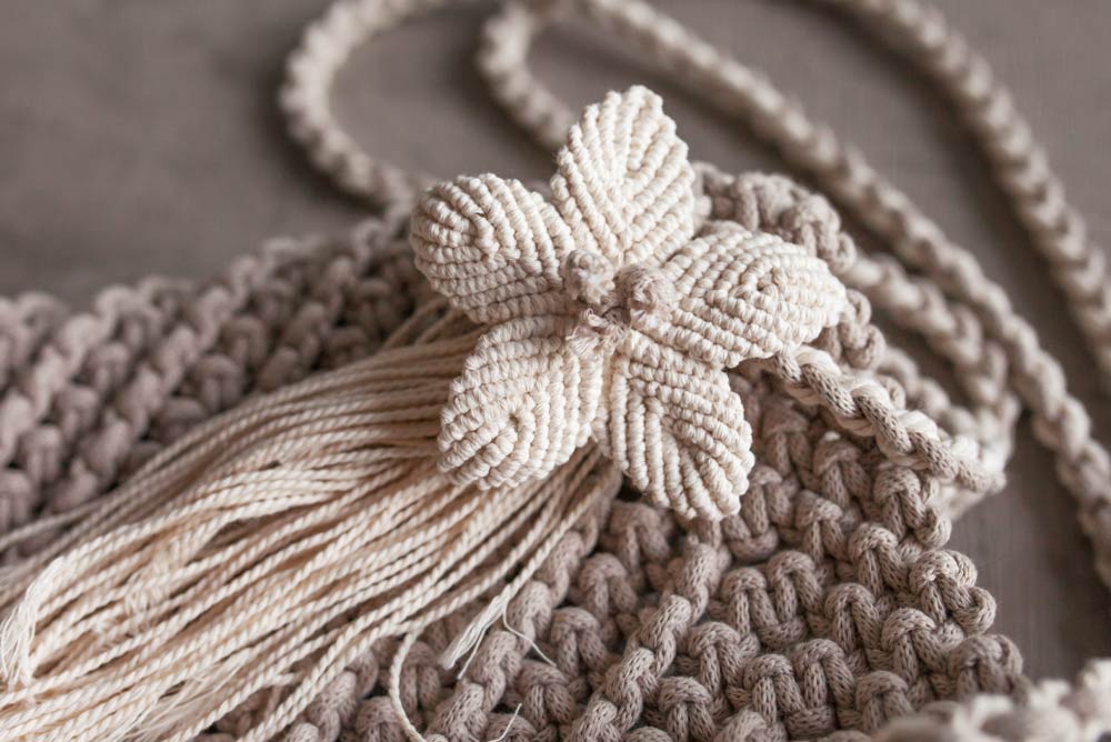 ニットバッグはなぜ人気？流行りはいつまで続く？選ばれる理由やおすすめコーデを紹介