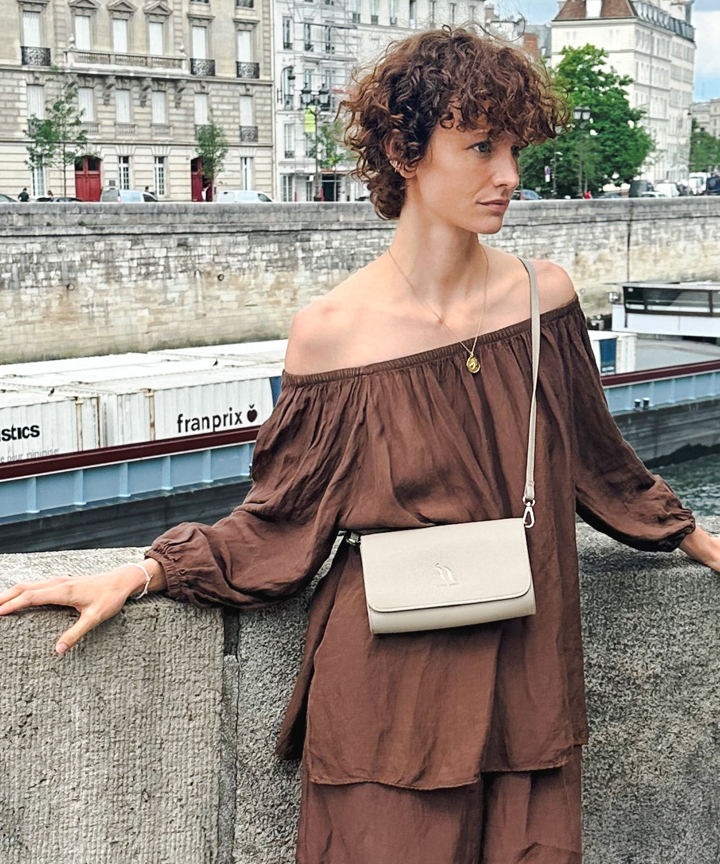 qbag coucou モカベージュ q bag paris クク〈お財布ポシェット〉